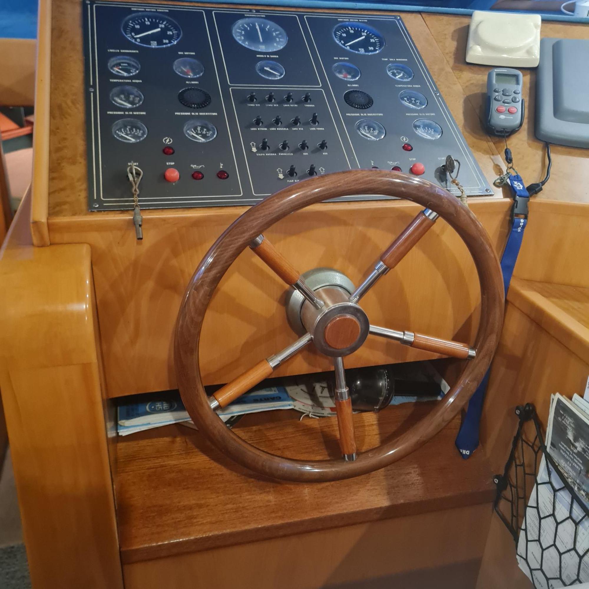 Nuit Insolite Bateau A Quai - Port Saint Louis Du Rhone Exterior foto